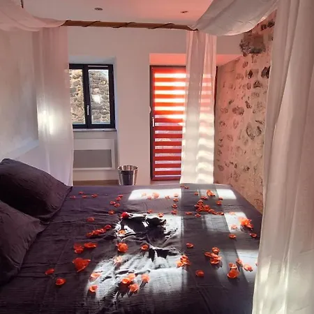 De Village 2p, Terrasse De Toit Et Jacuzzi Privatif Holiday home